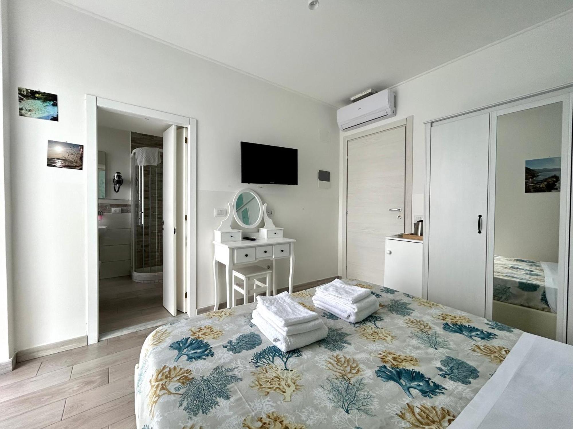 Fezzano / Portovenere Stilish Double Rooms With Sea View, Balcony Or Small Courtyard Экстерьер фото