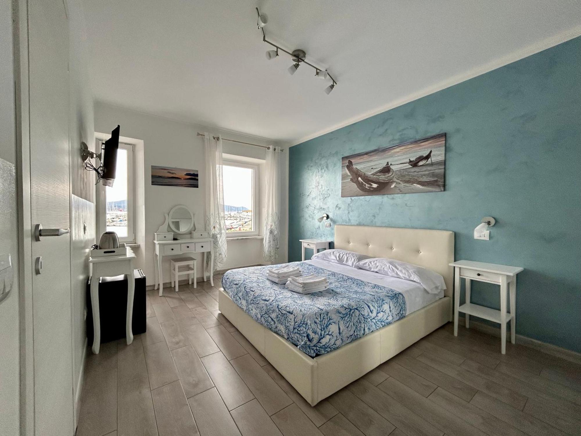 Fezzano / Portovenere Stilish Double Rooms With Sea View, Balcony Or Small Courtyard Экстерьер фото
